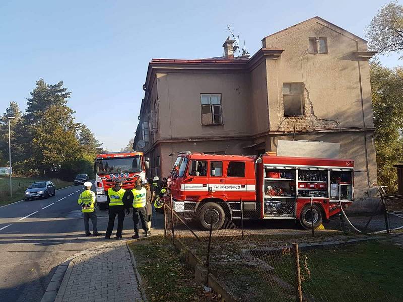 Byt celý vyhořel, hasiči z domu vyvedli dva lidi.