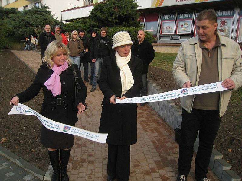 Slavnostním přestřižením pásky byla oficiálně ukončena realizace stavebních úprav chodníku v ulici T. G. Masaryka