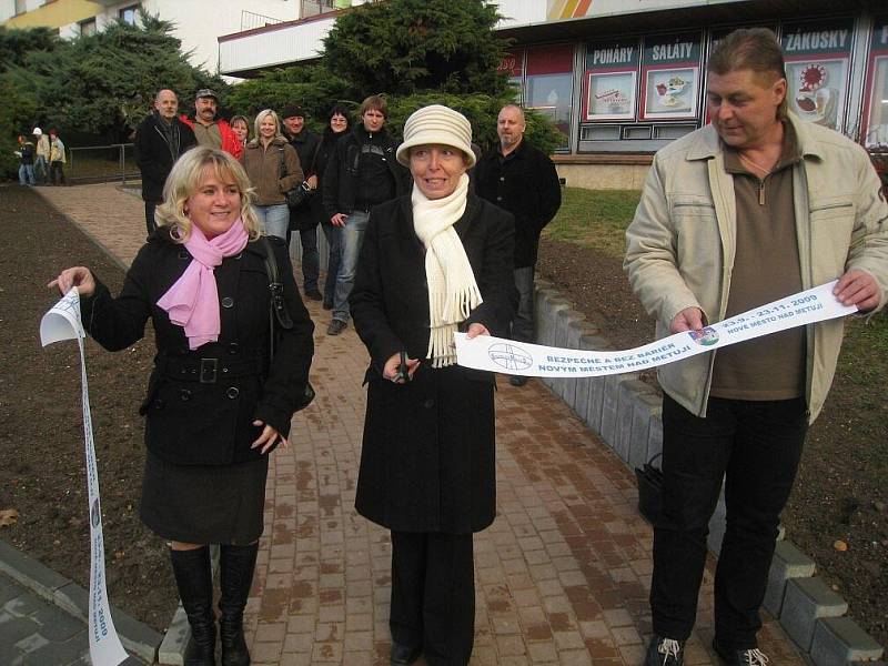 Slavnostním přestřižením pásky byla oficiálně ukončena realizace stavebních úprav chodníku v ulici T. G. Masaryka