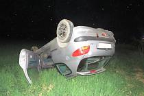 Řidič protijedoucího vozu Peugeot 206, aby zabránil čelní srážce, strhl řízení vpravo mimo vozovku a skončil na přilehlém poli. Tam se s vozem otočil na střechu.