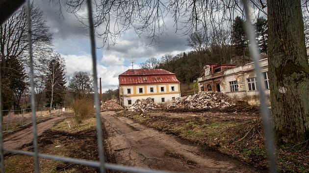 Zbourané lázně Běloves v Náchodě.