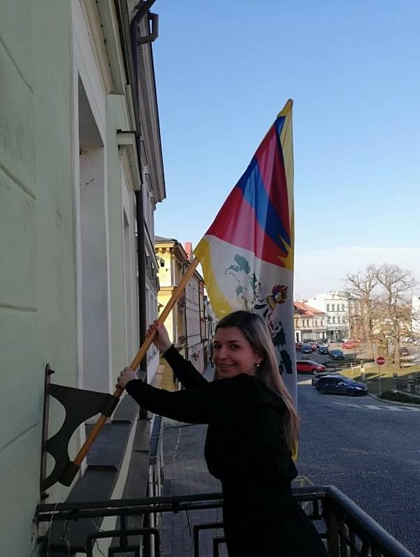Také na jaroměřské radnice vyvěsili tibetskou vlajku.