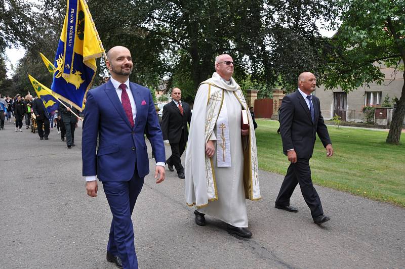 V čele slavnostního průvodu kráčeli zleva moderátor akce historik Ondřej Tikovský, farář Petr Boháč a starosta Rasošek Oldřich Rezek.