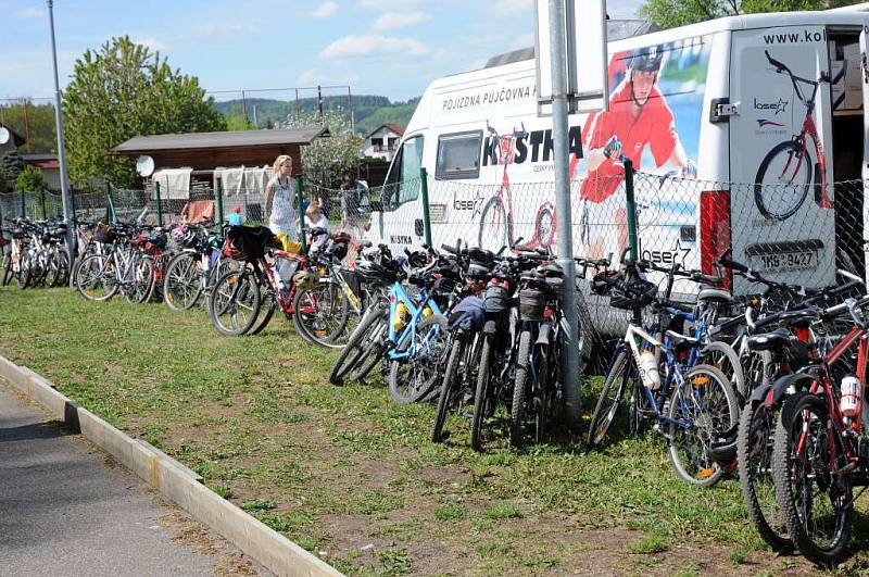 POŘÍČSKÉ TOULKY nalákaly rekordní počet turistů, cyklistů, či koloběžkářů do sluncem zalité přírody. 