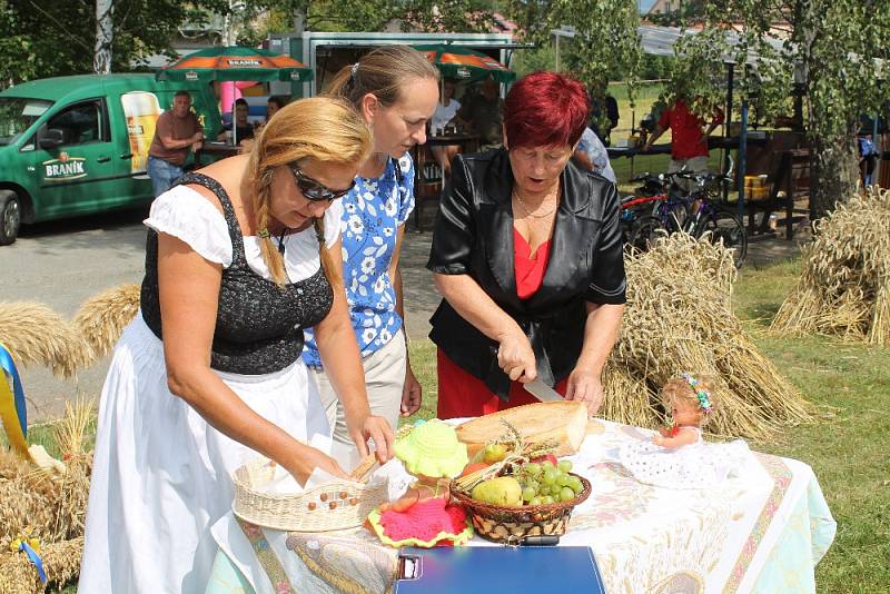 Křinice slaví letošní úrodu tradičními dožínkami.