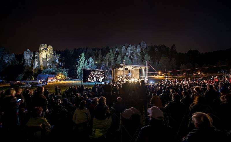 Mladý orchestr vzdal hold přírodě, skály naslouchaly dialogu Země a člověka