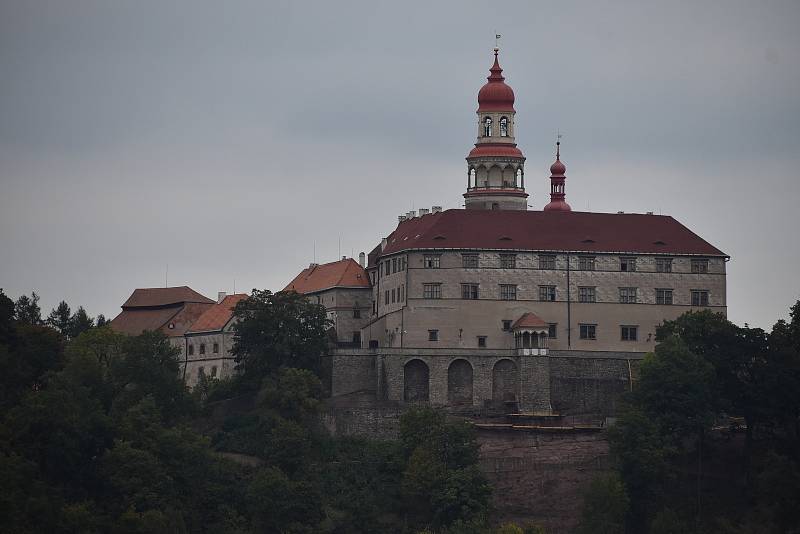 Bezmála dva tisíce lidí včera odpoledne zavítalo do areálu Oblastní nemocnice Náchod, který se na pár hodin proměnil v místo zábavy, zdravotní výchovy a prevence. Foto: Deník/Jiří Řezník