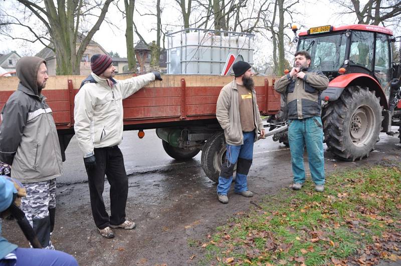 U Vlkova obnovují alej starých odrůd jabloní