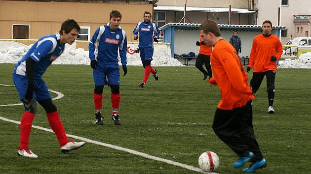 EX-NÁCHODSKÝ Martínek (u míče) v barvách Trutnova nezabránil svou trefou debaklu 2:7 týmu z Krkonoš.