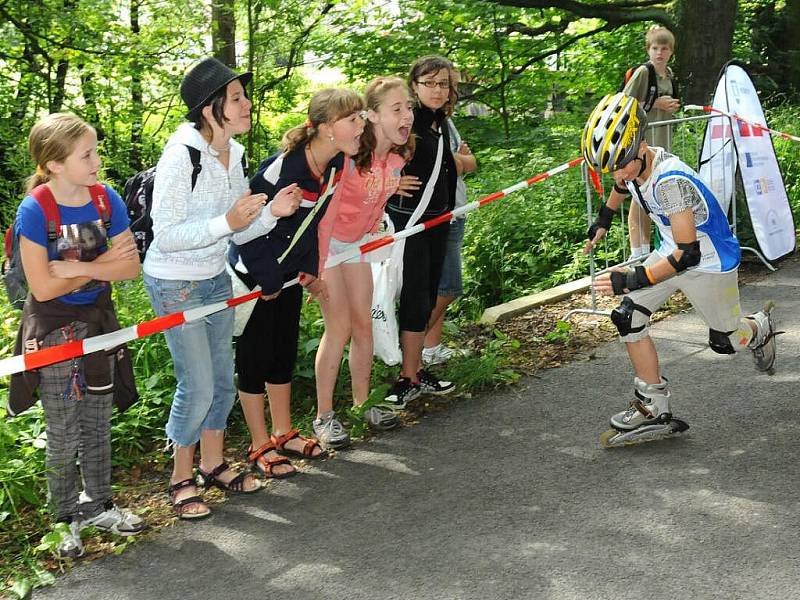 Školáci si čekání na vysvědčení zpestřili ježděním na in–linech.