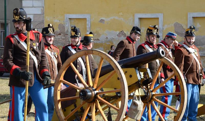 O zahájení akce se postarali členové Klubu vojenské historie Josefov a CK čtyřliberního polního dělostřelectva, jež vlastní unikátní obrovský čtyřliberní kanon, kterým na úvod několikrát slavnostně vystřelili u sochy zakladatele pevnosti císaře Josefa II.