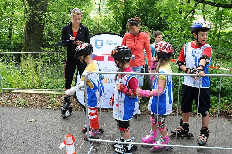 Školáci si čekání na vysvědčení zpestřili ježděním na in–linech.