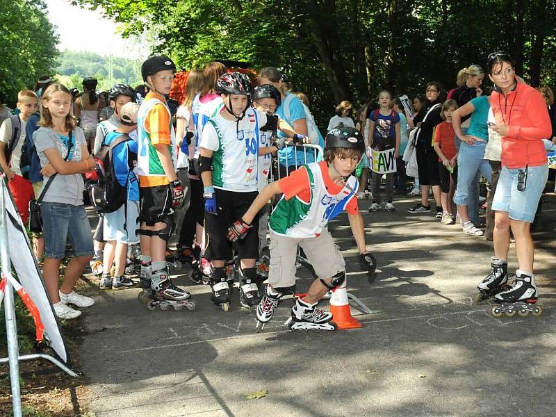 Školáci si čekání na vysvědčení zpestřili ježděním na in–linech.