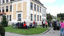 Škola ve Velkém Poříčí se stavěla dva roky, nyní už slouží přesně 100 let. Oslavy navštívili bývalí žáci i kantoři, rádi zavzpomínali. 