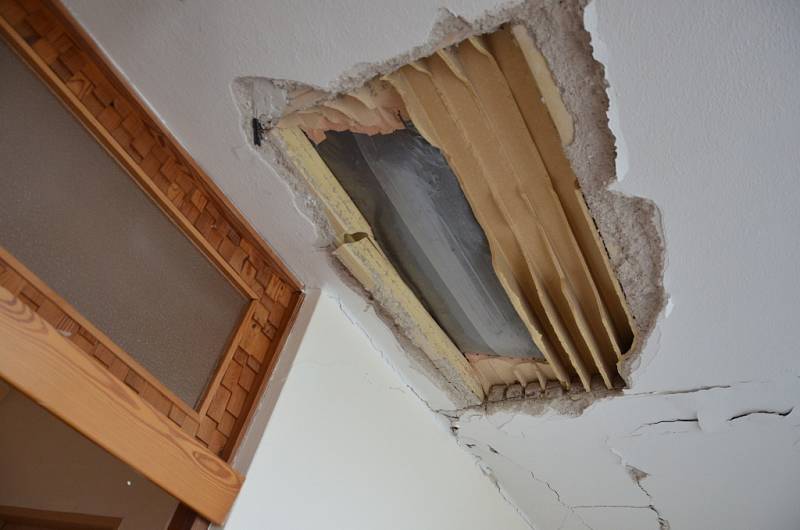Dům manželů Menclových po páteční větrné smršti. V Bohuslavicích dopadl nejhůř.