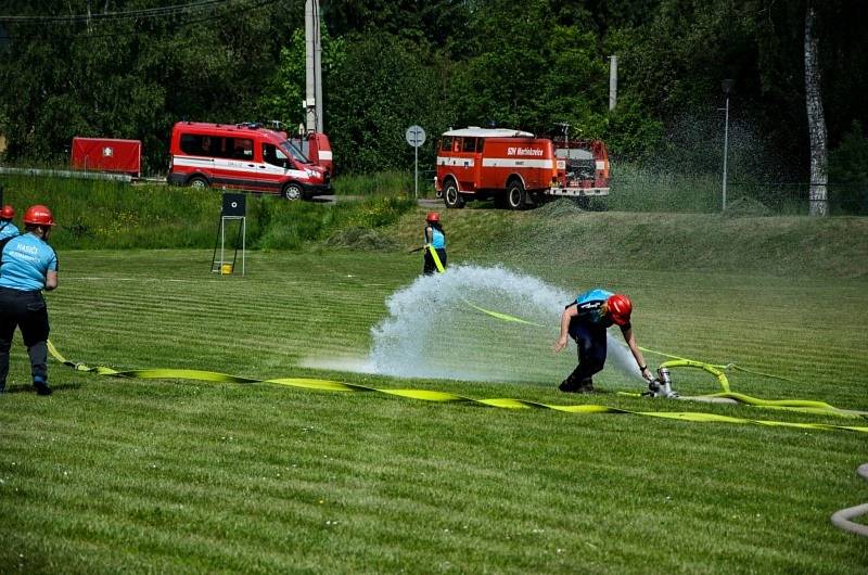 Na zeleném trávníků se odehrála tradiční hasičská soutěž v požárním sportu.