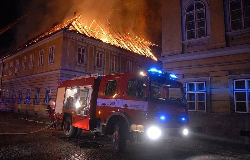 Požár střechy v Josefově.