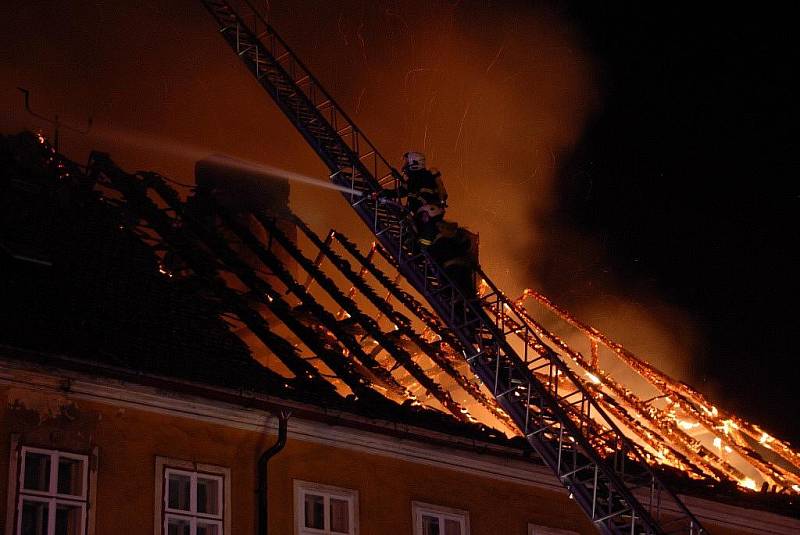 Požár střechy v Josefově.