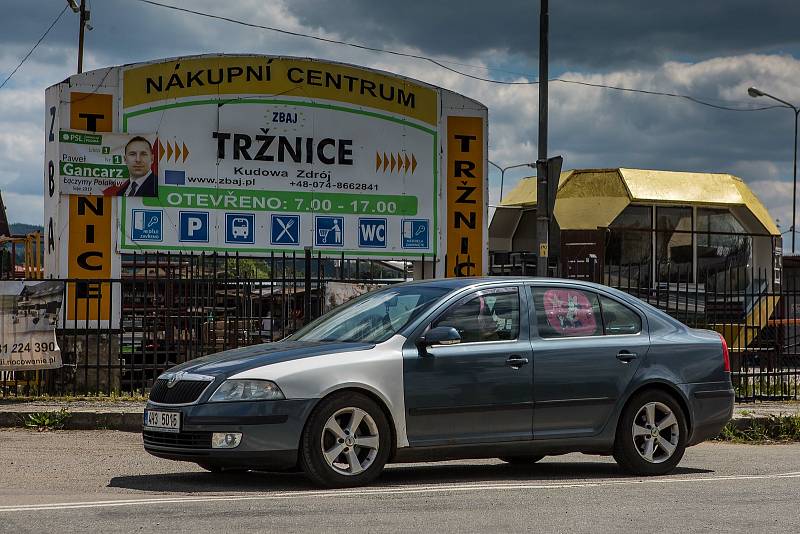 Mezi Českou republikou a Polskem lze opět volně cestovat. Jak kvůli turistice, tak za nákupy - zejména na polskou tržnici nedaleko Náchoda.