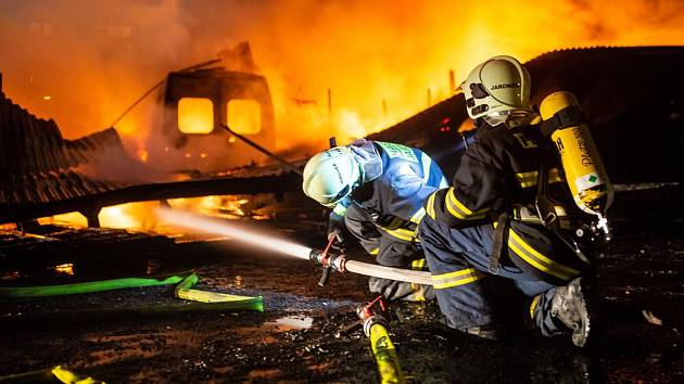 Skladovací hala o rozměrech asi 30x15 metrů lehla v pondělí večer popelem.