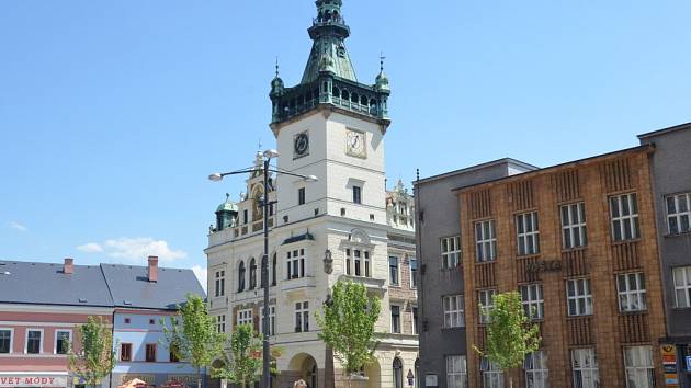 Honosná budova radnice na Masarykově náměstí v Náchodě.