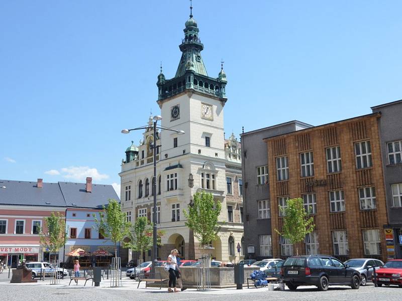 Honosná budova radnice na Masarykově náměstí v Náchodě.