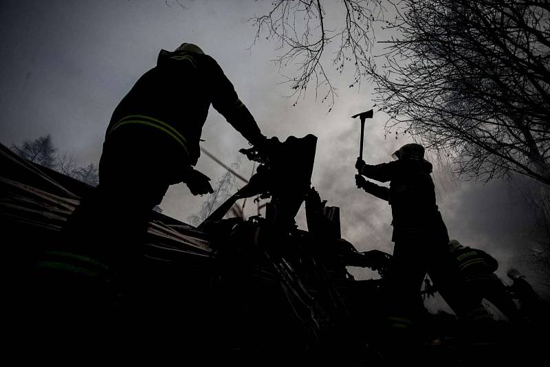 V Doubravici u České Skalice shořela drůbežárna. Škoda činí asi sedm milionů korun. 