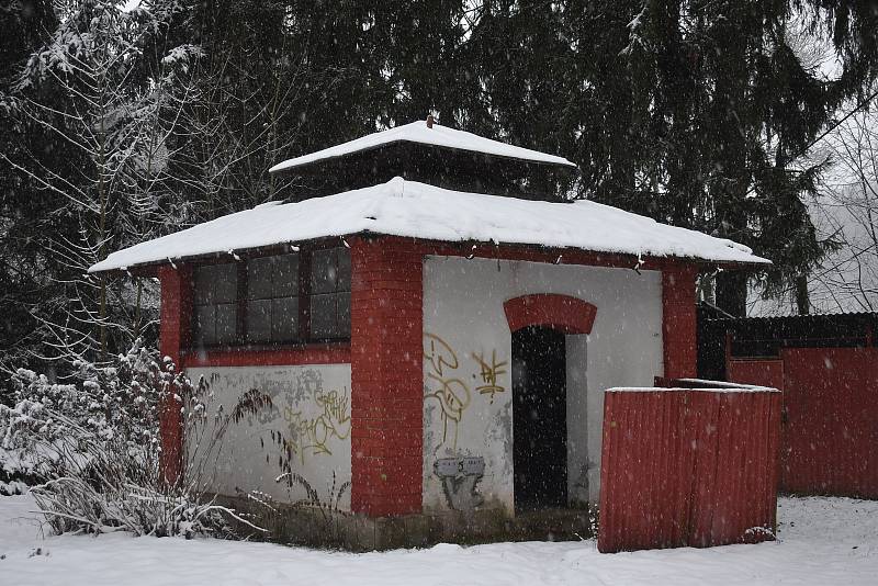 Toalety na nádraží v České Metuji byly odsouzeny k demolici. Místní se s tím ale nehodlali smířit a pustili se do zdánlivě ztraceného boje. Obec nakonec se svým protestem proti bourání objektu, jenž dotváří s hlavní nádražní budovou kolorit místa, uspěla.