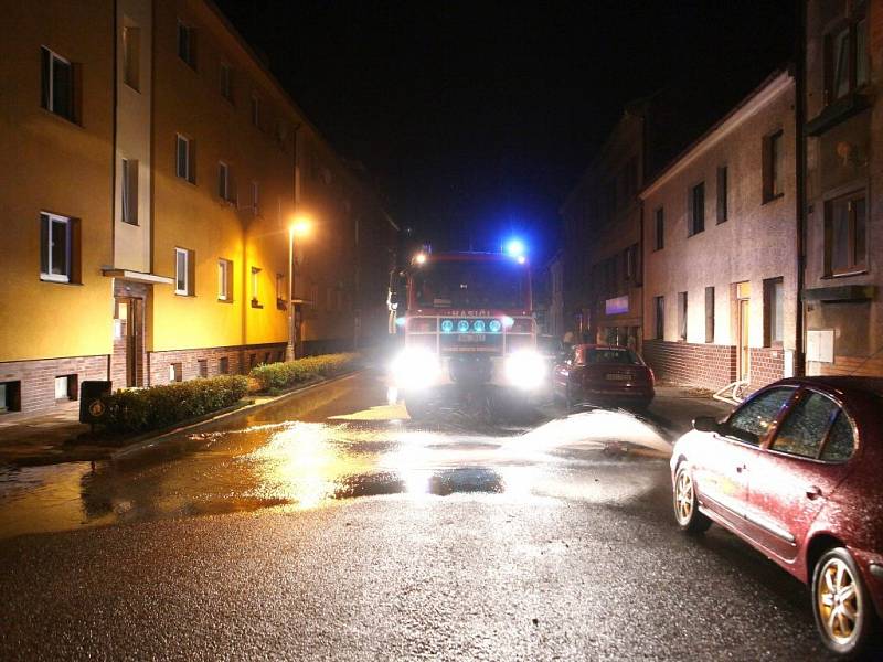 UPROSTŘED NOCI čerpali hasiči vodu ze sklepa domu v ulici Na Hamrech v Náchodě. 