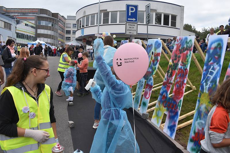 Bezmála dva tisíce lidí včera odpoledne zavítalo do areálu Oblastní nemocnice Náchod, který se na pár hodin proměnil v místo zábavy, zdravotní výchovy a prevence. Foto: Deník/Jiří Řezník