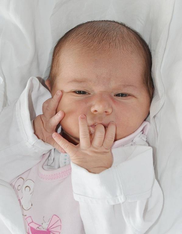    JANA RYBKOVÁ se narodila 11. července 2016 ve 23.10 hodin, vážila 3840 g a měřila 51 cm. Se sourozenci a s rodiči Ivetou Lakatosovou a Jakubem Rybkou bydlí v Náchodě.