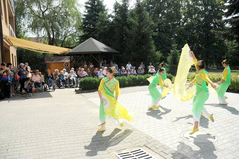 TANEČNÍCI Z TAIWANU se ve čtvrtek představili v Domově odpočinku ve stáří Justynka v Hronově. 