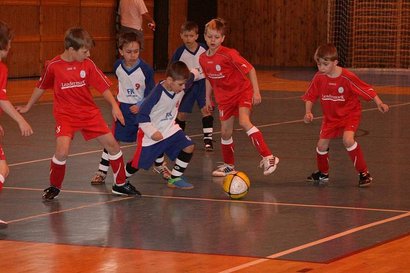 Vítězství vybojovali v České Skalici hráči FK Náchod 2002 (v modro bílém), před Náchodem – modří a Náchodem – červení.  