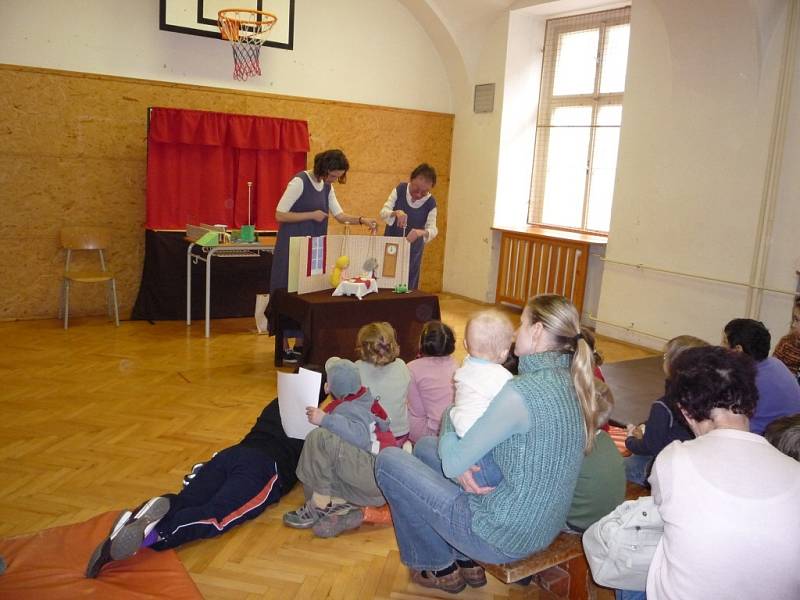 Den otevřených dveří trochu jinak v Domě dětí a mládeže Klíč Josefov zpestřilo divadlo a tanec.