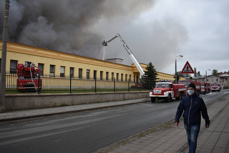 Rozsáhlý požár zasáhl objekt firmy Hauk. Jedná se o bývalé prostory společnosti Veba určené k rekonstrukci. Výroba firmy vyrábějící díly pro automobilový průmysl nijak ohrožena nebyla.