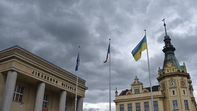 Na hronovském náměstí vlaje ukrajinská vlajka ve společnosti české a  unijní.