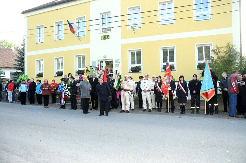 POSVÍCENÍ VYVRCHOLILO pondělním průvodem obcí ke kapličce, kde se sloužila mše, a následnou zábavou. 