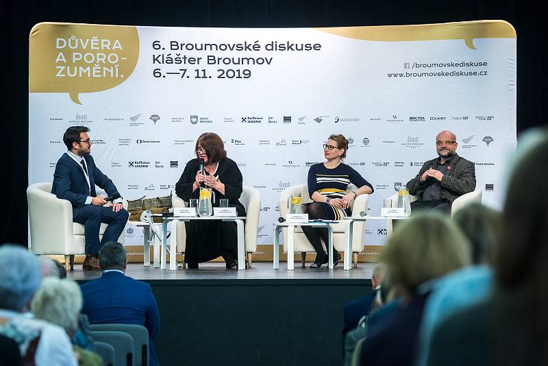 Šestý ročník dvoudenní diskusní konference začal ve středu dopoledne v sále Dřevník Vzdělávacího a kulturního centra Klášter Broumov.