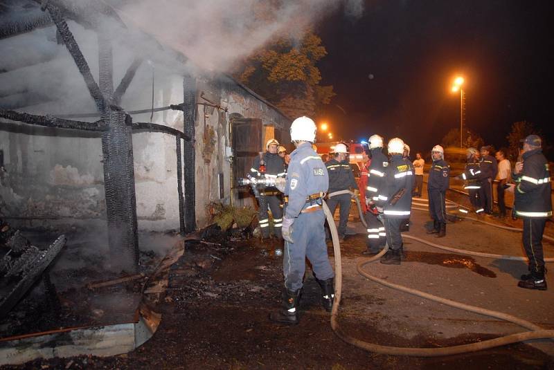 Tentokrát hořela garáž u vlakového nádraží.