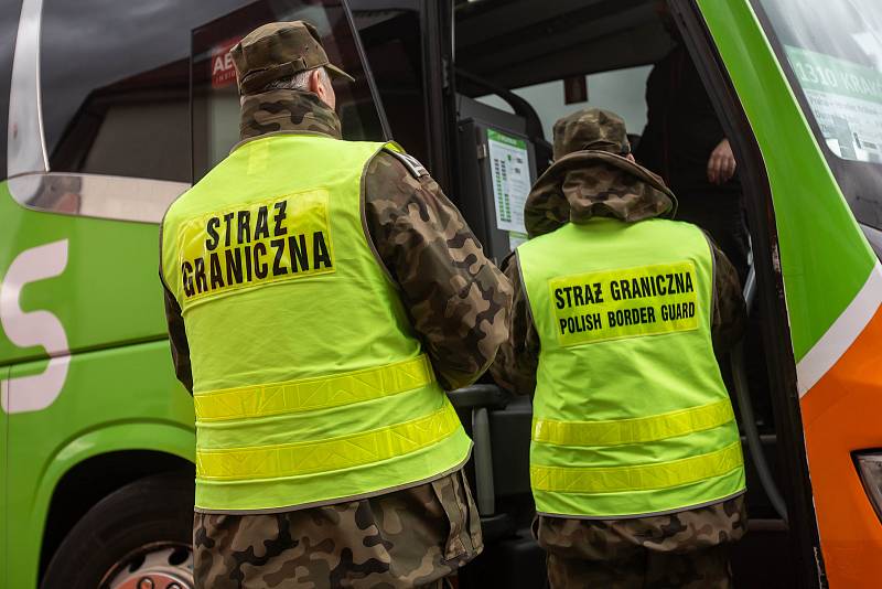 Na hraničním přechodu do Polska v Náchodě probíhají zdravotní kotroly. Každý cestující v autobuse či minibusu musí podstoupit měření teploty a vyplnit dotazník. Policie, celníci i hasiči tak kontrolují hranici.