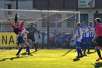 DALŠÍ PROHRA. Divizní fotbalisté Náchoda (v bílo-modrém) se v Horkách nad Jizerou připravili o bodový zisk vlastními chybami v defenzivě i neschopností dávat góly.