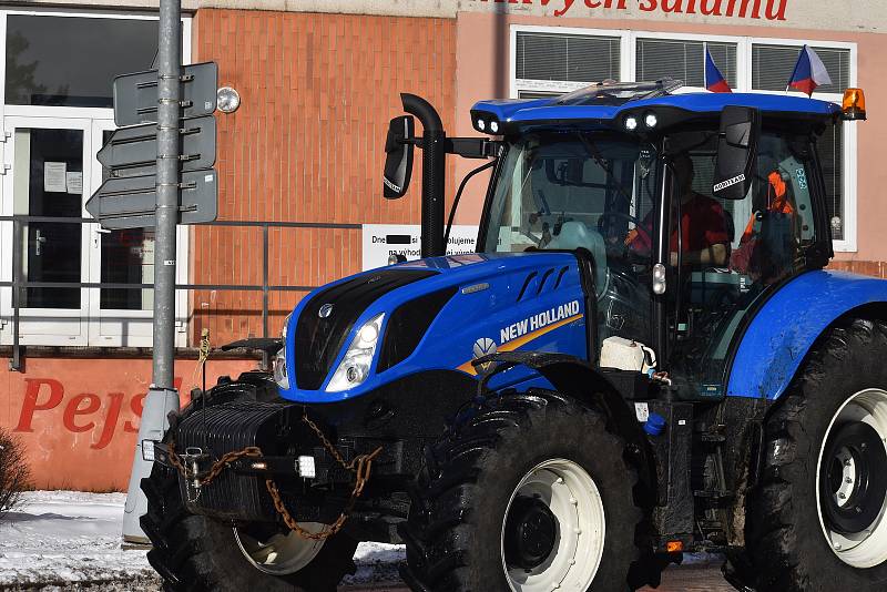 Symbolicky pět minut po dvanácté začala ve čtvrtek po poledni kroužit centrem Police nad Metují desítka traktorů. Zástupci ZD Ostaš a  Družstva vlastníků Agriteam se připojili k celostátní protestní akci proti změně dotačních pravidel.