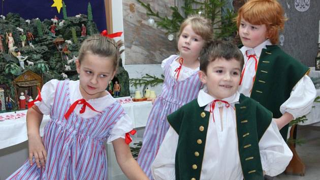 Taneční pásmo dětí z Hadářku, které jako vždy doprovázela hadářkovská hudba.