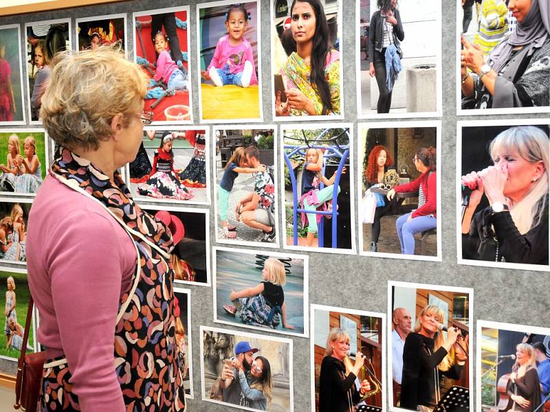 Průřez toho nejlepšího ze své tvorby představuje ve výstavní síni Městského úřadu v Červeném Kostelci desítka nejaktivnějších členů obnoveného fotoklubu, který zde funguje při Městském kulturním středisku.