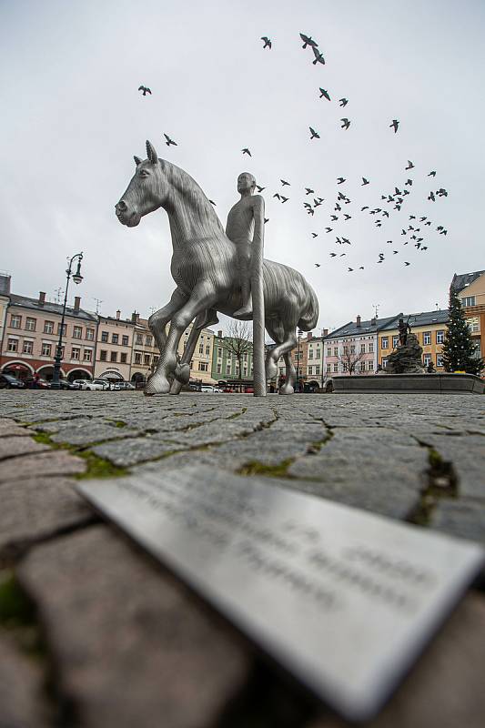 Socha ocelový jezdec v Trutnově na náměstí sochaře Michala Gabriela