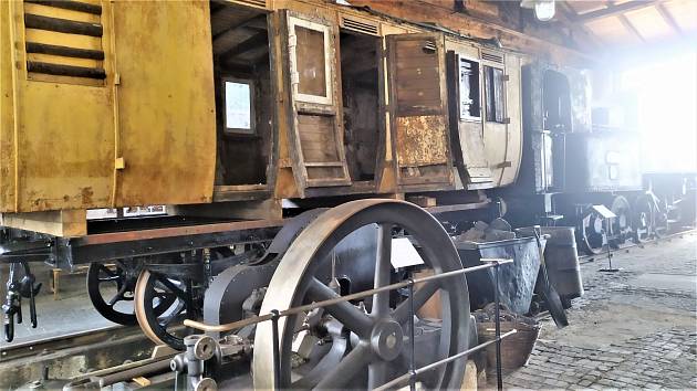 V železničním muzeu Výtopna v Jaroměři vrcholí přípravy na blížící se sezonu. Na snímku je osobní vůz rakouské severozápadní dráhy z roku 1872.