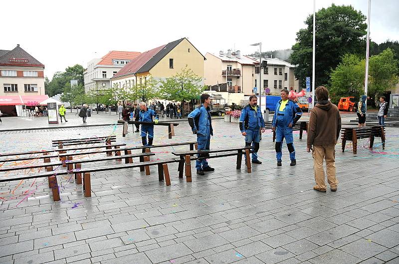 Slavnostní zahájení Jiráskova Hronova bylo kvůli dešti komorní. Součástí sobotního programu byla vernisáž výstavy v Čapkově mlýně - Papírně.
