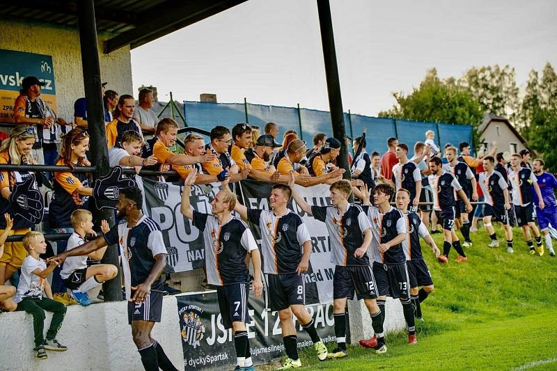 SVÁTEK. V Police nad Metují se v neděli odehraje pouťové derby.