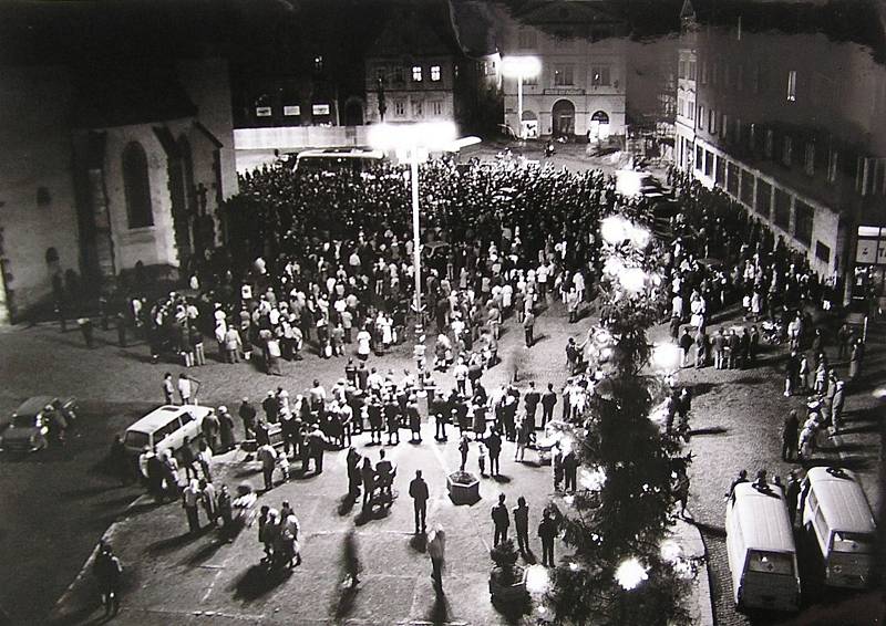 Další z demonstrací na náchodském náměstí. Nejvíce se sešlo až kolem 6000 lidí.