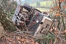 V katastru části Velký Dřevíč došlo v lese k převrácení traktoru. Kvůli možnému úniku provozních kapalin byla na místo vyslána profesionální jednotka z Náchoda.